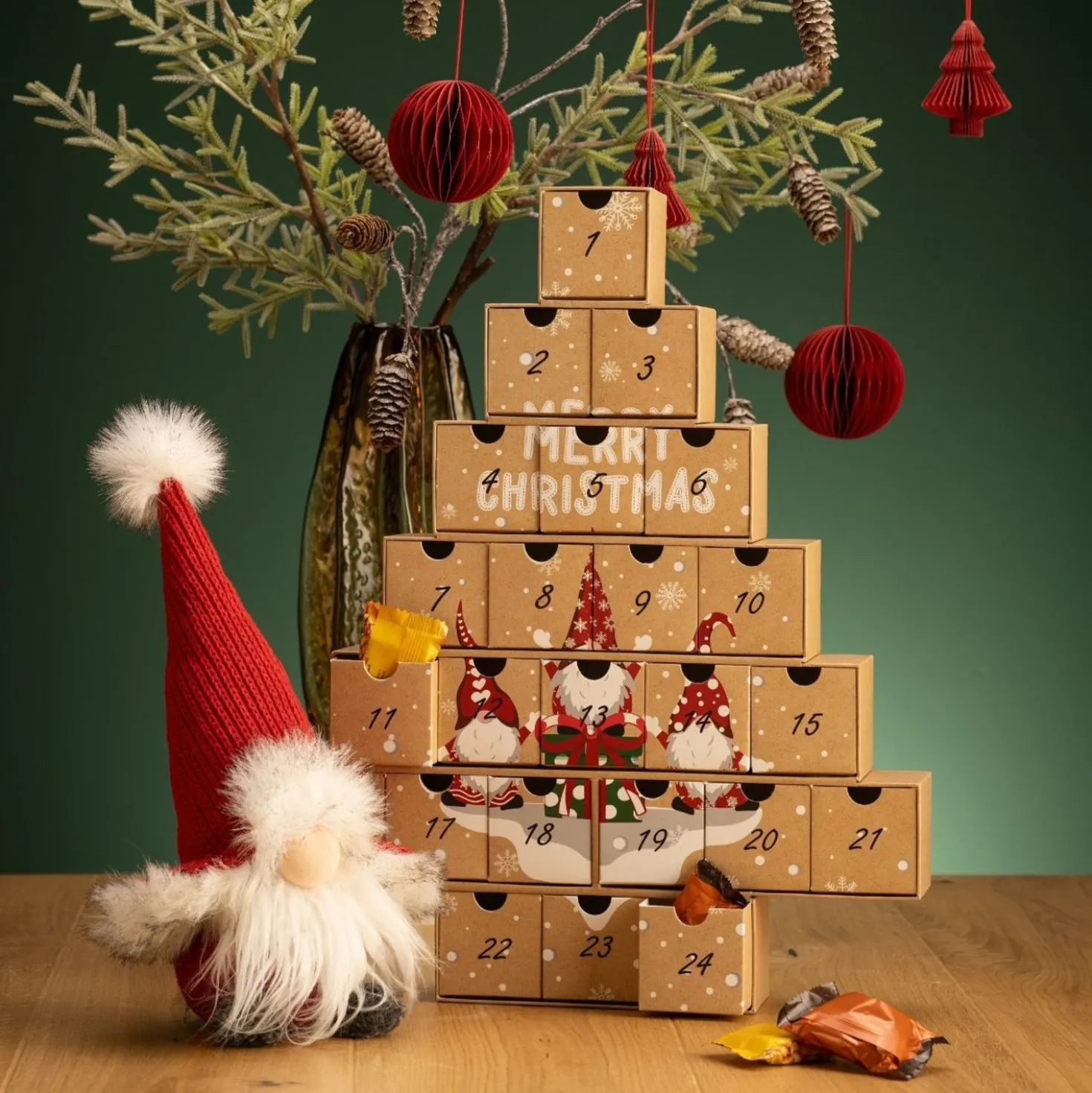 Adventskalender Tannenbaum "Merry Christmas" mit Wichteln aus Pappe
