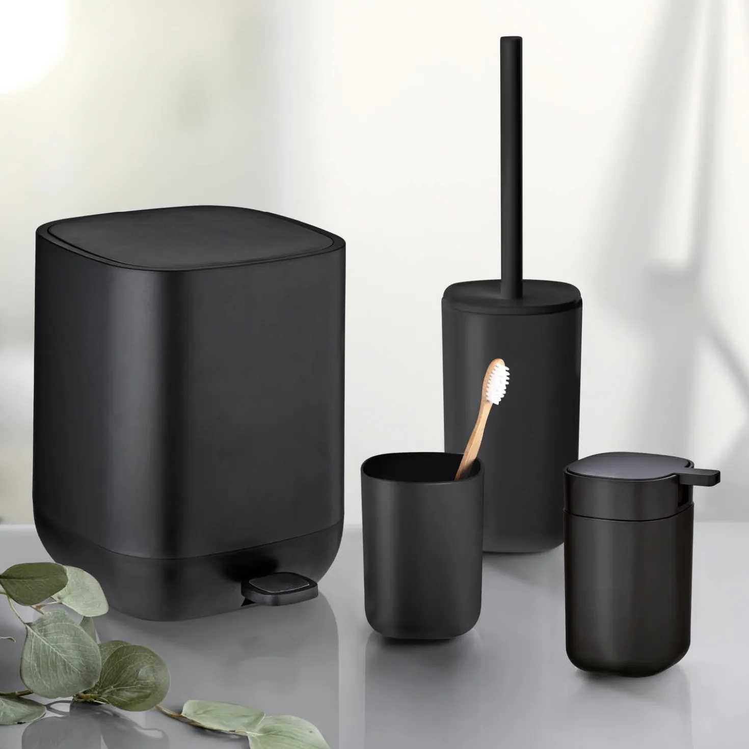 Bad-Accessoire Set „Davos“, 4-tlg., schwarz mit Treteimer WENKO