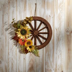 Blumenarrangement Holzrad
