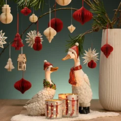 Dekofigur Weihnachtsgans mit Mütze und Kranz 24 cm hoch