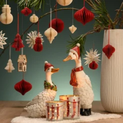 Dekofigur Weihnachtsgans mit Mütze und Kranz 35 cm hoch