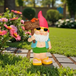 Gartenzwerg mit "Welcome"-Schild