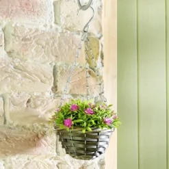 Hängeblumenkorb mit Kunstblumen