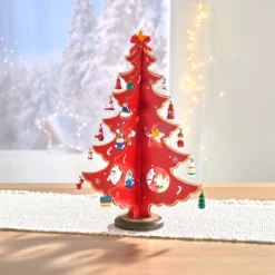 Holz-Weihnachtsbaum mit Baumschmuck zum Dekorieren rot