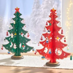 Holz-Weihnachtsbaum mit Baumschmuck zum Dekorieren rot