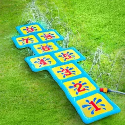 Hüpfspiel "Himmel & Hölle" mit Wasserfontänen