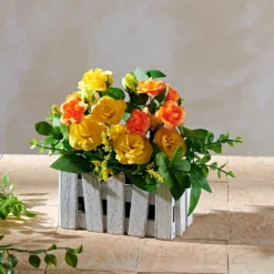 Kunstblumenarrangement Wildrosenbusch umzäunt