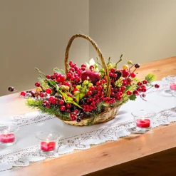 Kunstblumen-Gesteck "Beeren" im Rattankorb