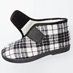 Pantoffel schwarz-weiß-kariert