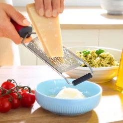 Parmesan-Reibe 3-tlg. mit Schutzhülle und Reinigungsbürste Basilico