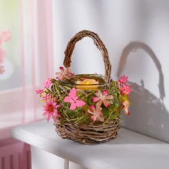 Rattan-Kerzenhalter Henkelkorb mit Blüten