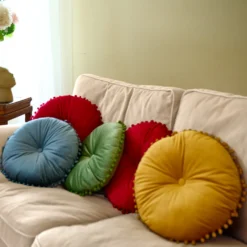 Rundes Kissen mit Knopf in der Mitte, grün