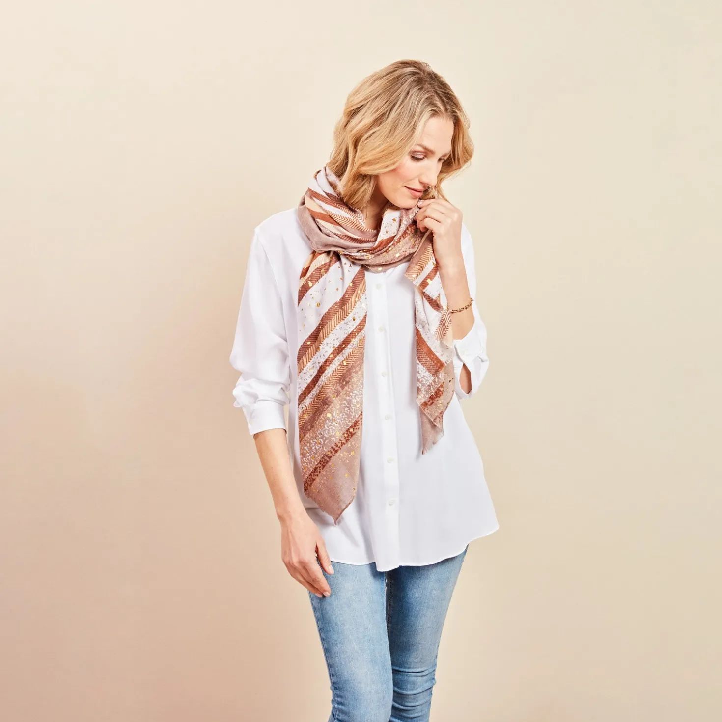 Schal mit Streifen-Print und Glitzereffekten champagner