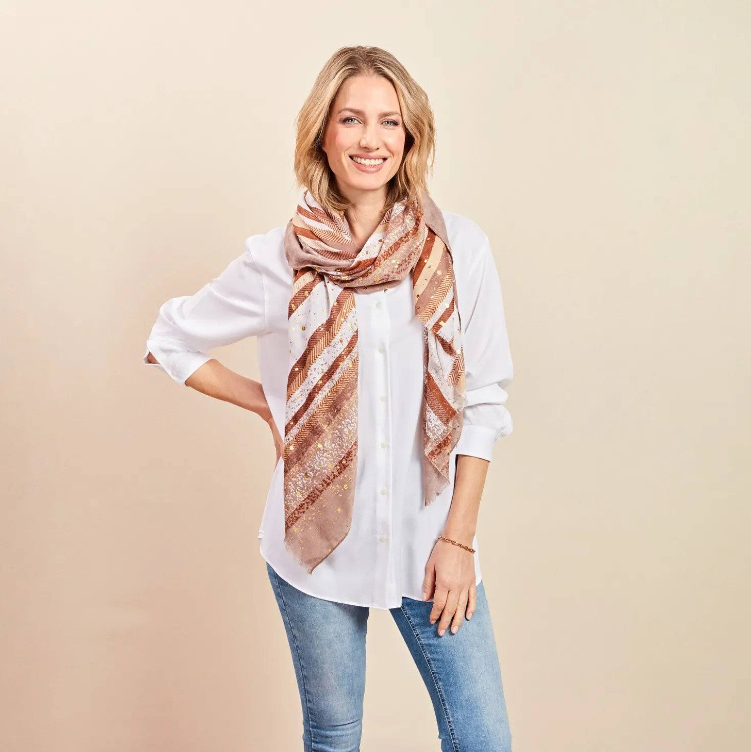Schal mit Streifen-Print und Glitzereffekten champagner