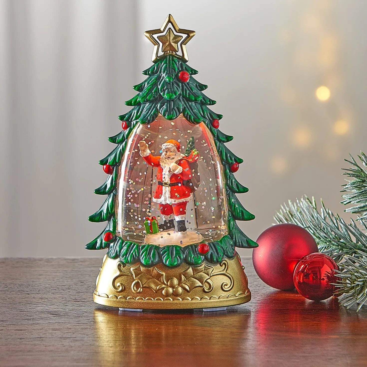 Schneekugel "Tanne mit Weihnachtsmann" grün