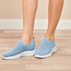 Sommer-Sneaker hellblau
