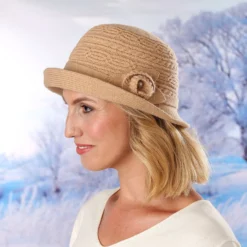 Strickhut im Zopfmuster beige
