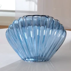 Vase in Muschelform hellblau