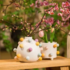 Vase mit Kugeln aus Keramik
