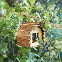 Vogelfutterhäuschen aus Baumrinden