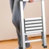WENKO Alu-Design Klapptrittleiter 2-stufig Silber, rutschsichere XXL-Stufen