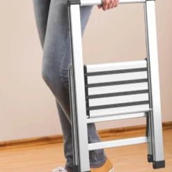 WENKO Alu-Design Klapptrittleiter 2-stufig Silber, rutschsichere XXL-Stufen