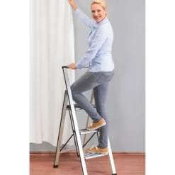 WENKO Alu-Design Klapptrittleiter 2-stufig Silber, rutschsichere XXL-Stufen