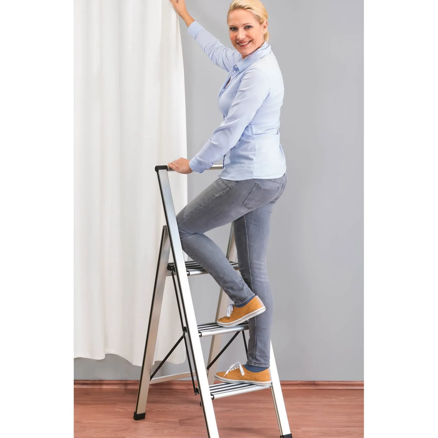 WENKO Alu-Design Klapptrittleiter 2-stufig Silber, rutschsichere XXL-Stufen